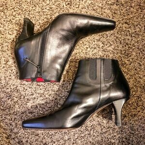 Donald J Pliner low ankle fit pointy toe ankle boots.